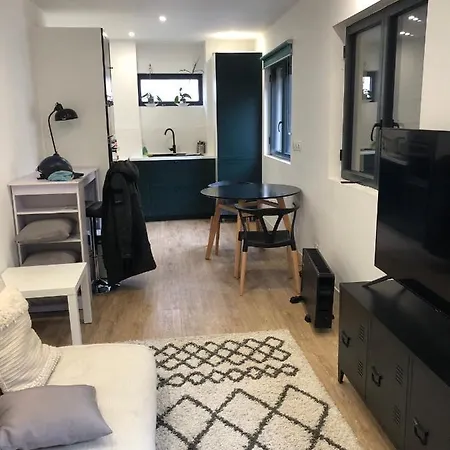 Проживание в семье La Maison Des Vignes *